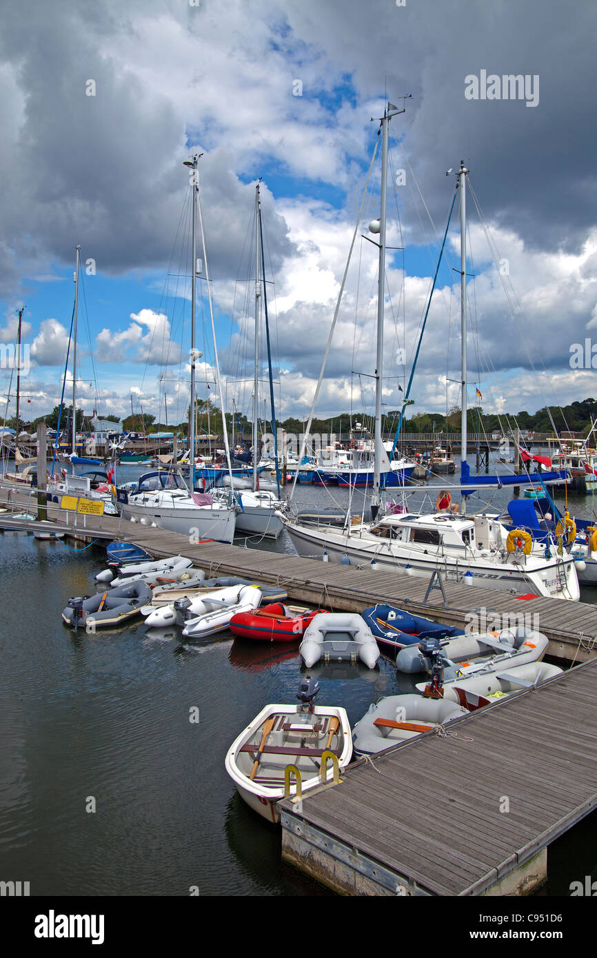 Moorings sur la rivière à Lymington Lymington, Hampshire Banque D'Images