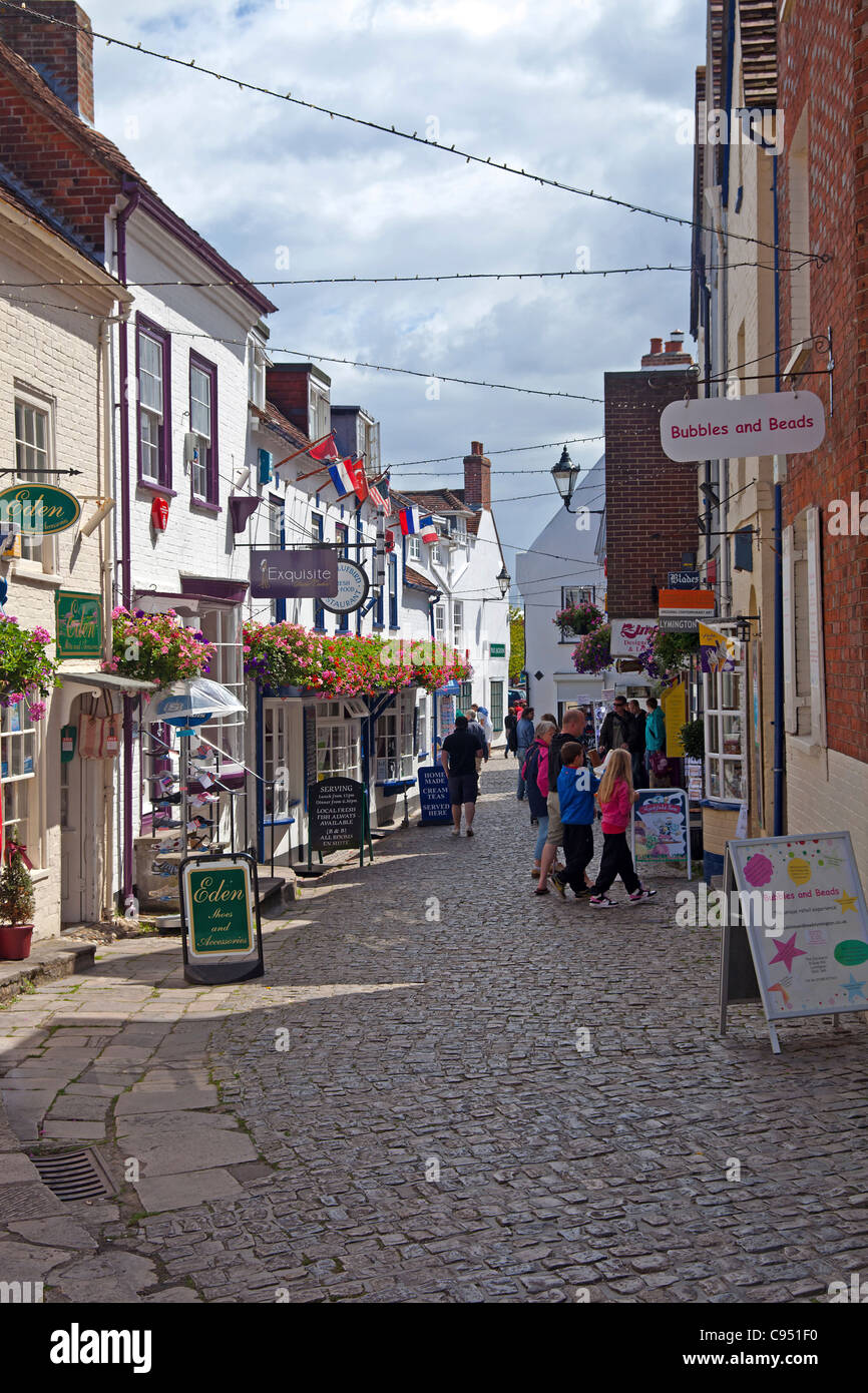 La rue Quay, pavées de Lymington avec ses boutiques et restaurants. Banque D'Images