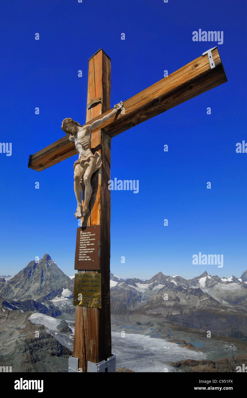 La Crucification en bois magnifiquement sculpté croix marquant le sommet du Klein Matterhorn Banque D'Images