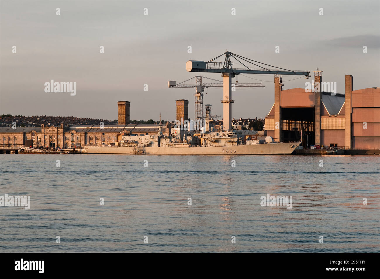 The Devonport Royal Dockyard, Plymouth, Devon, Royaume-Uni avec HMS Montrose, frégate de type 23 de la Royal Navy Banque D'Images