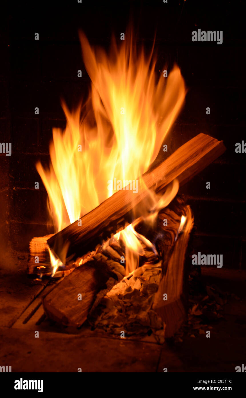 Feu De Cheminée Dans La Cheminée Banque d'image et photos - Alamy