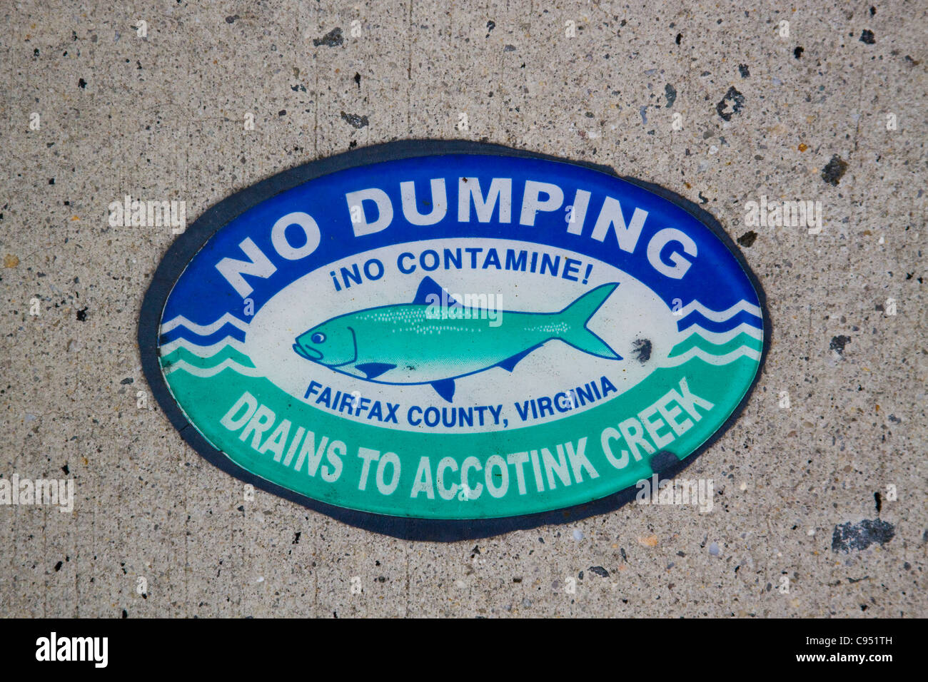 Le comté de Fairfax en Virginie aucun dumping n'est déchargée à Accotink Creek inscrivez-vous au-dessus d'un bassin de drainage des eaux pluviales de la structure d'entrée Banque D'Images