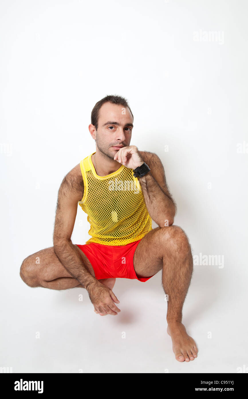 Homme poilu en string jaune gilet et short rouge Photo Stock - Alamy