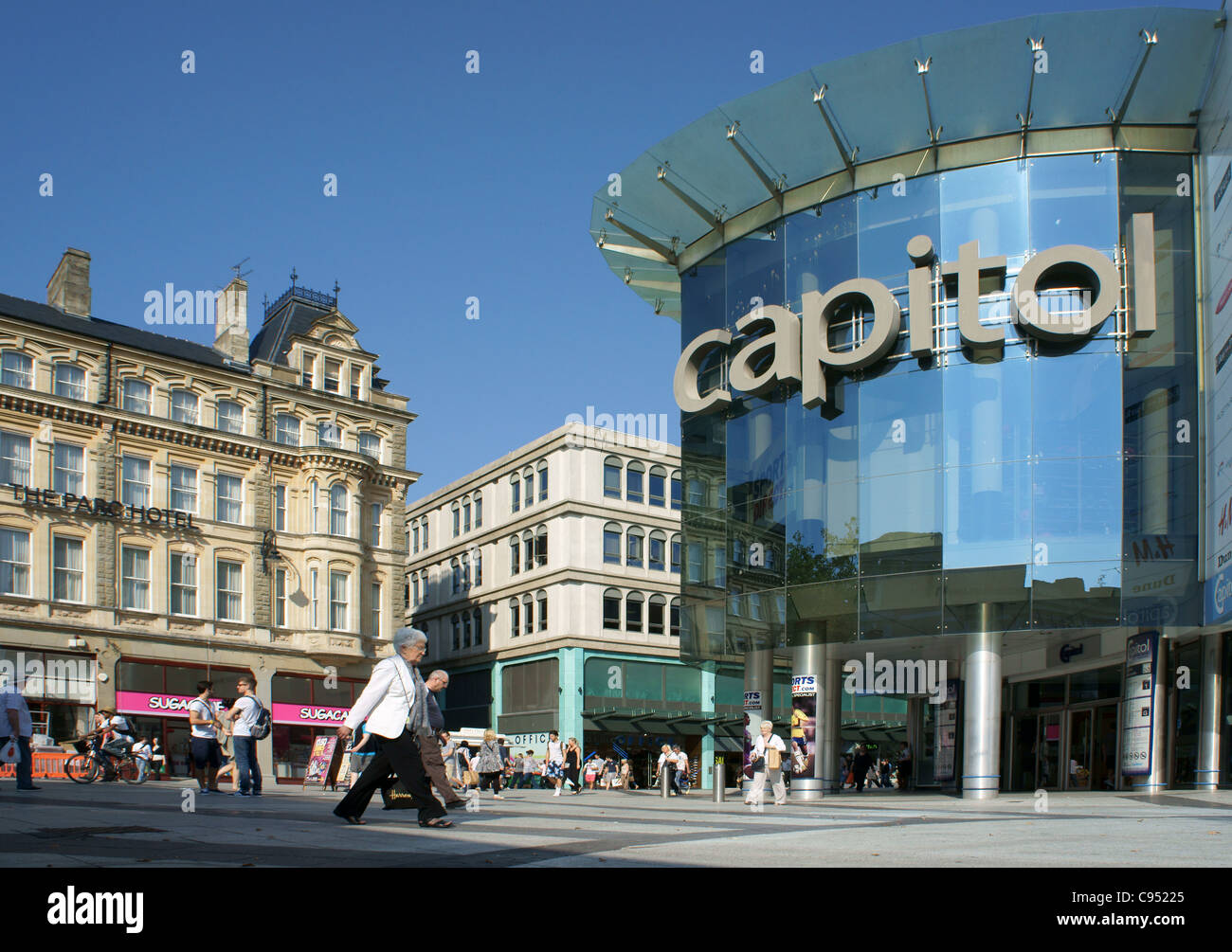 Capitol shopping arcade et Queen Street, Cardiff, Pays de Galles, Royaume-Uni Banque D'Images