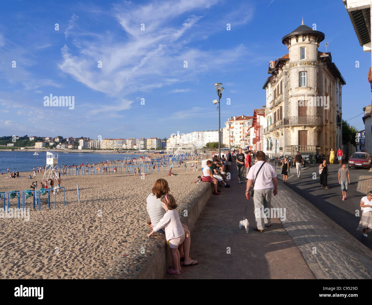 St Jean de Luz, Aquitaine, sud-ouest de la France, front de mer, en début de  soirée d'été Photo Stock - Alamy