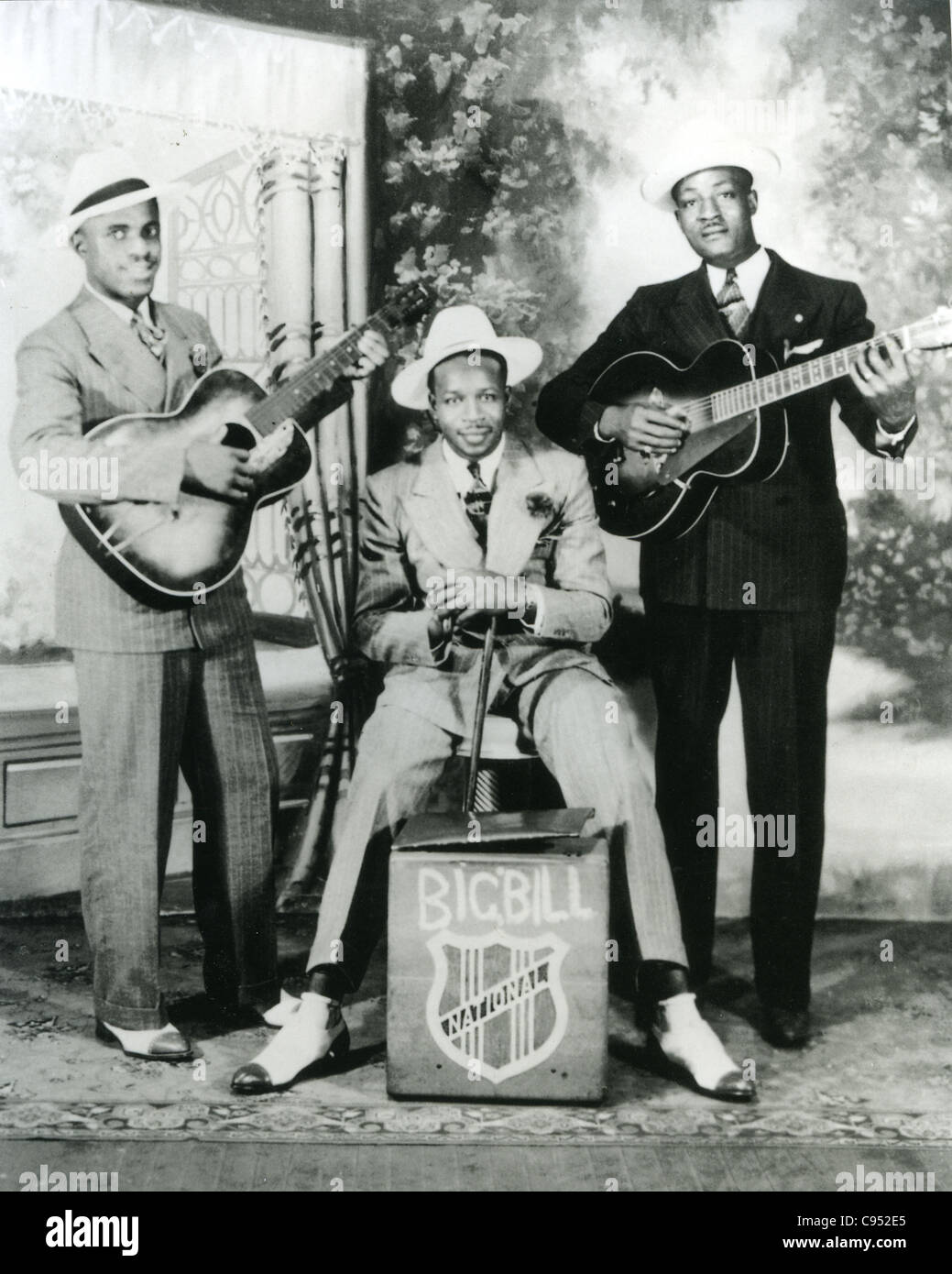 BIG BILL BROONZY (1903-1958) musicien de blues américain centre assis Photo  Stock - Alamy