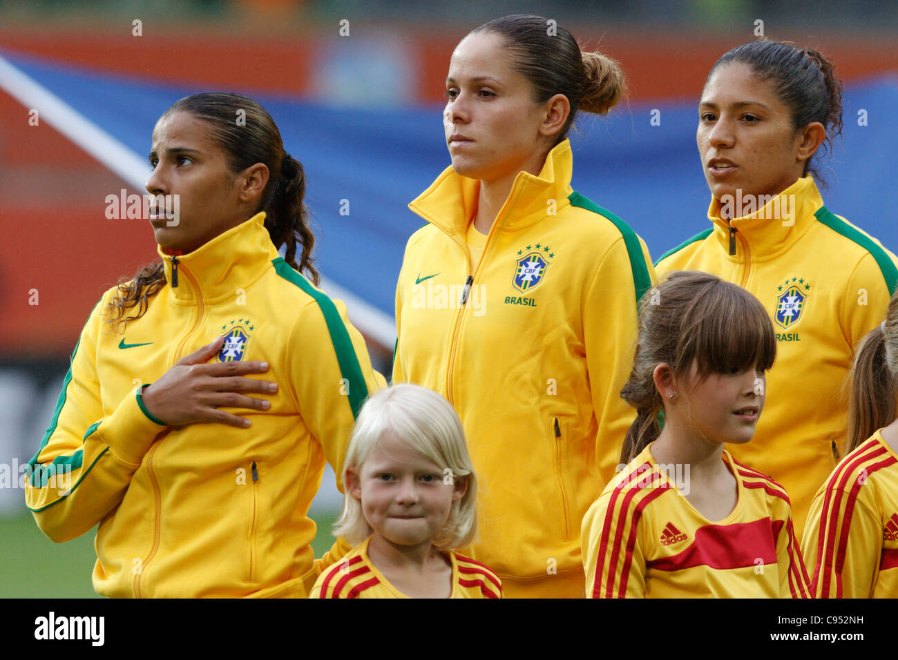 Fabiana, Erika et Cristiane, brésiliennes (G-d), représentent l'hymne national brésilien avant un match de la Coupe du monde féminine de la FIFA du Groupe d contre la Norvège à l'Arena Im Allerpark le 3 juillet 2011 à Wolfsburg, en Allemagne. Usage éditorial exclusif. Utilisation commerciale interdite. Banque D'Images