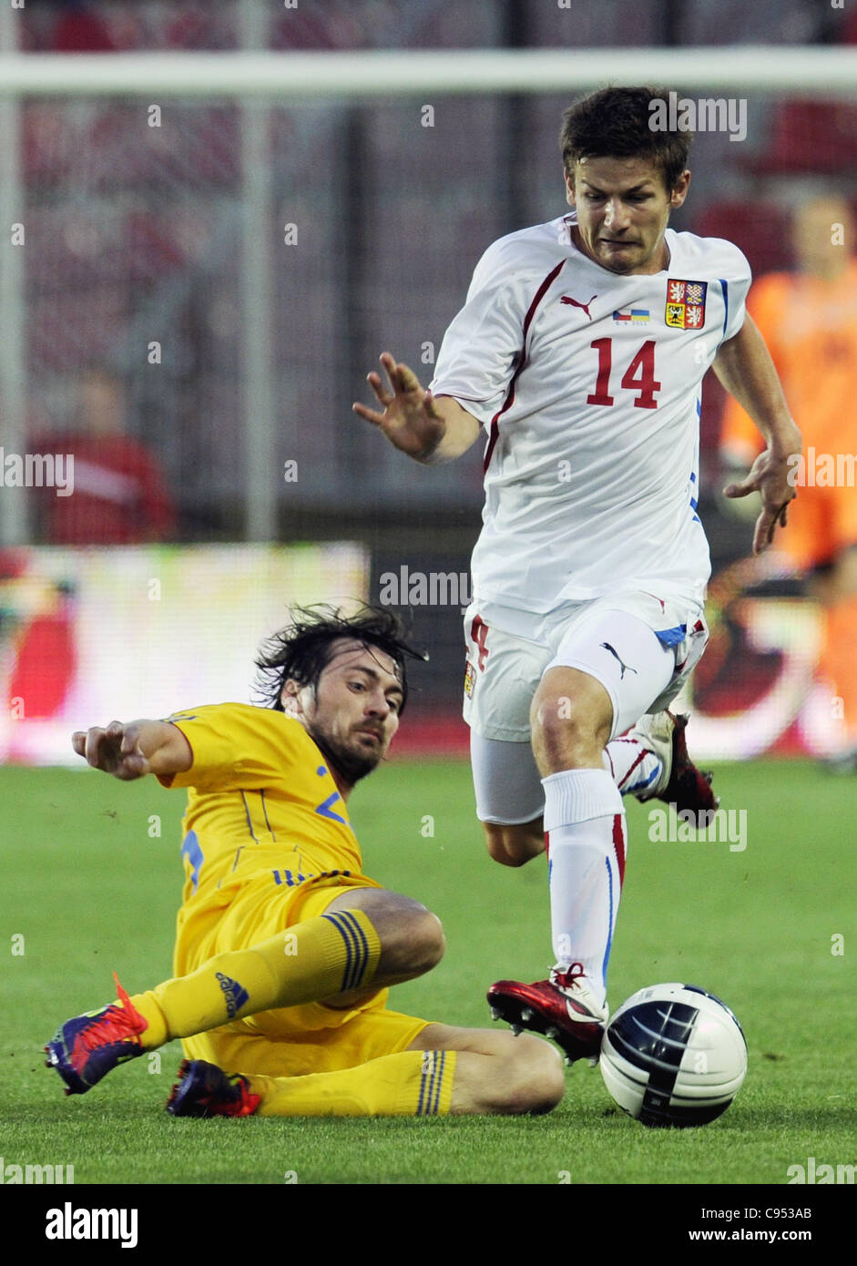 ***PHOTO***Bundesliga VfL Wolfsburg montre l'intérêt de l'équipe nationale tchèque de football et joueur du FC Viktoria Plzen Vaclav Pilar. Pilar (droite) joue en avant de balle Artem Milevskyi d'Ukraine de football match amical durant la République tchèque contre l'Ukarine le 9 septembre 2011 à Prague, République Tchèque Banque D'Images