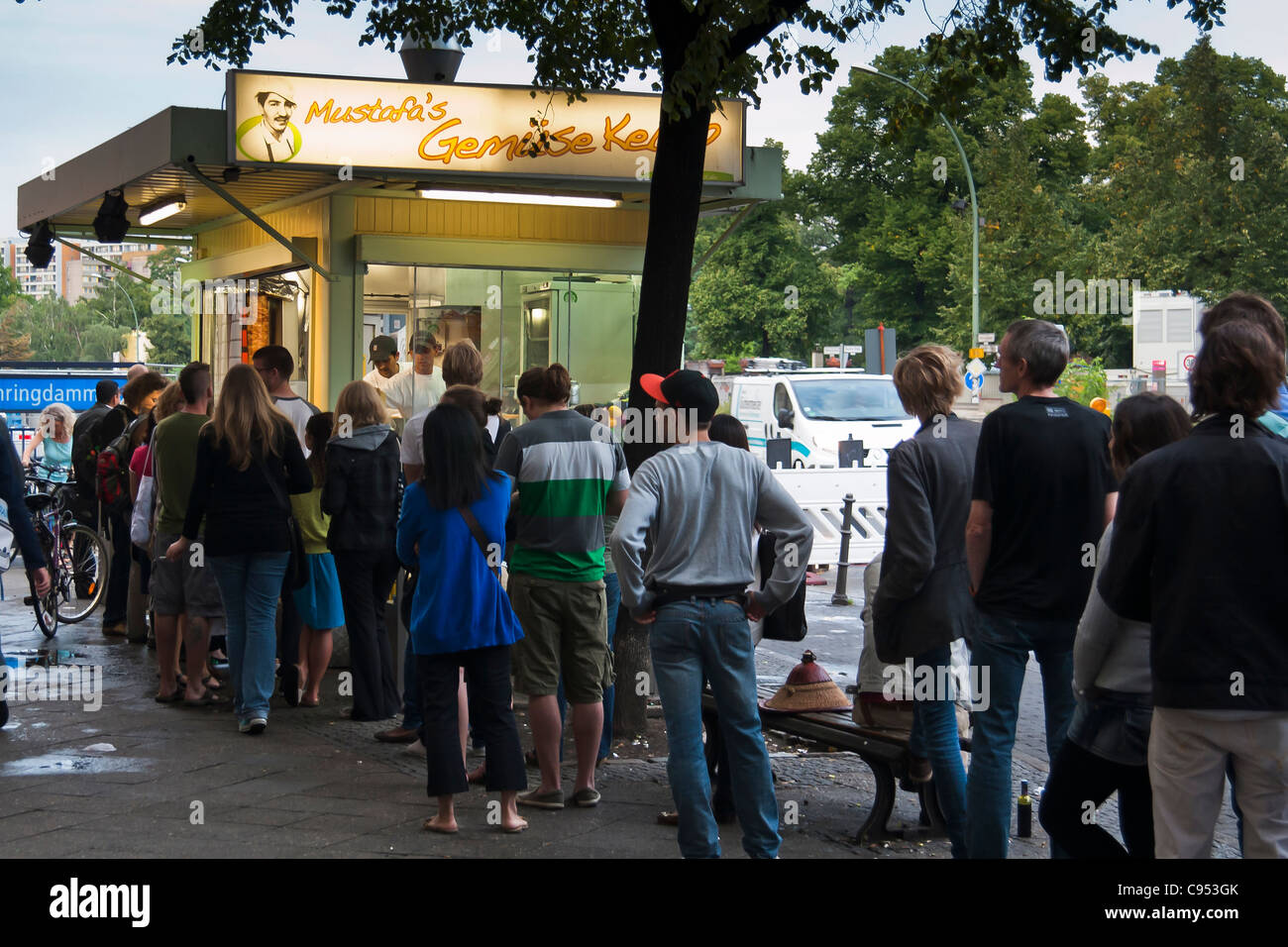 Les gens en longue file d'attente à Mustafa's kebab stall dans Kreuzberg, Berlin, Allemagne. Banque D'Images