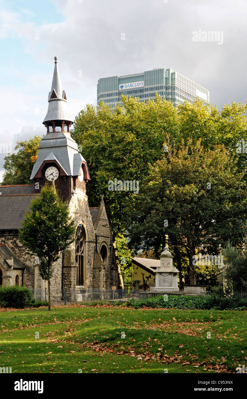 Ancienne église Saint Matthias avec Barcllays bâtiment derrière l'ondon Peuplier Tower Hamlets England UK Banque D'Images