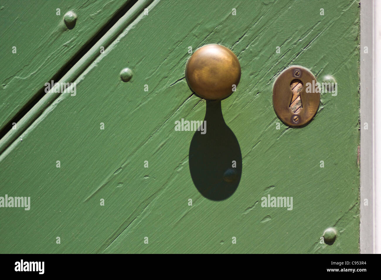 Poignée de porte verte de la serrure et de la Colombie-Britannique, de l'Armurier shop Triangle Historique Colonial Williamsburg en Virginie Banque D'Images