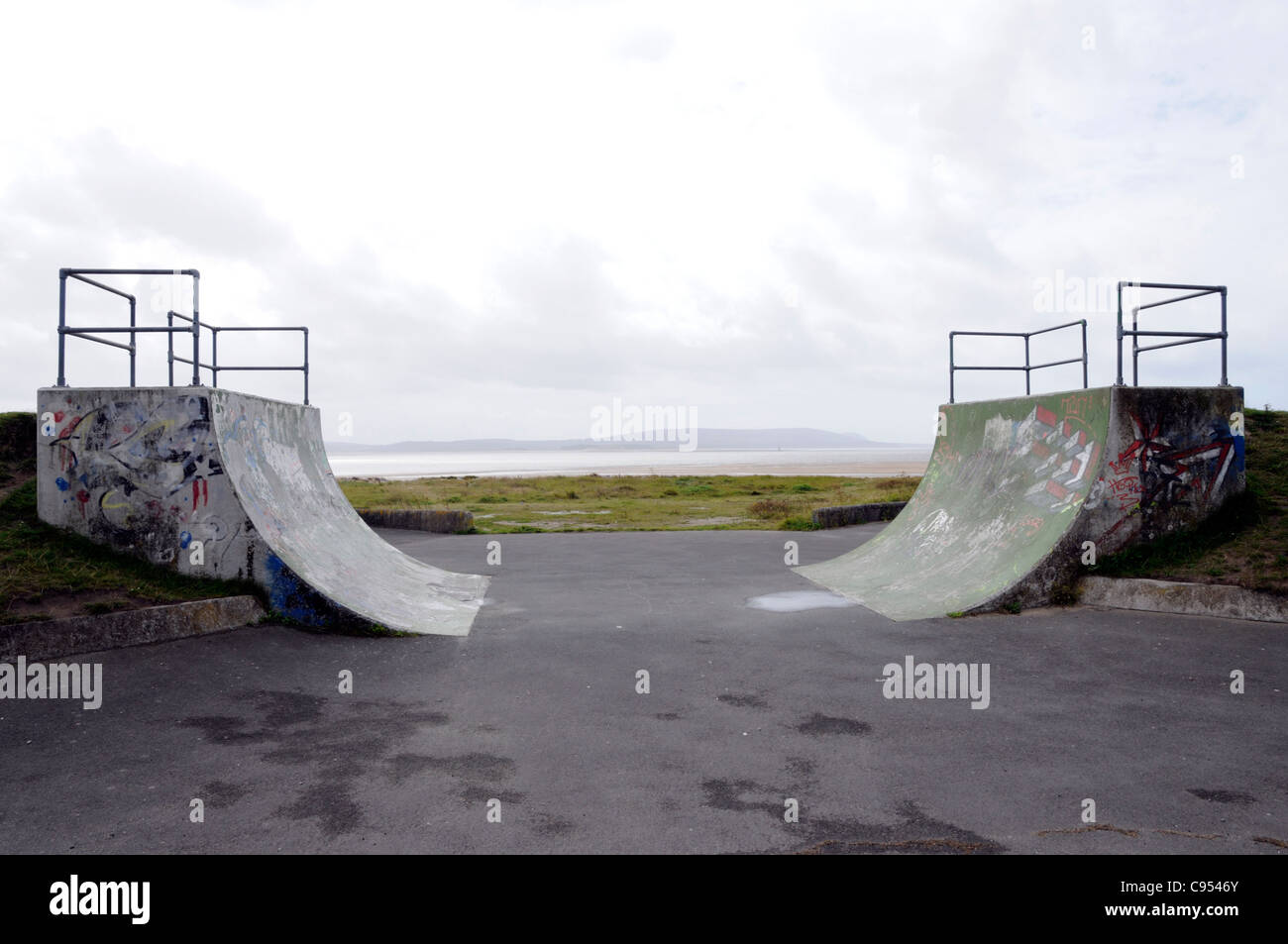 Heureux skate rampe sur la côte, au Royaume-Uni. Banque D'Images