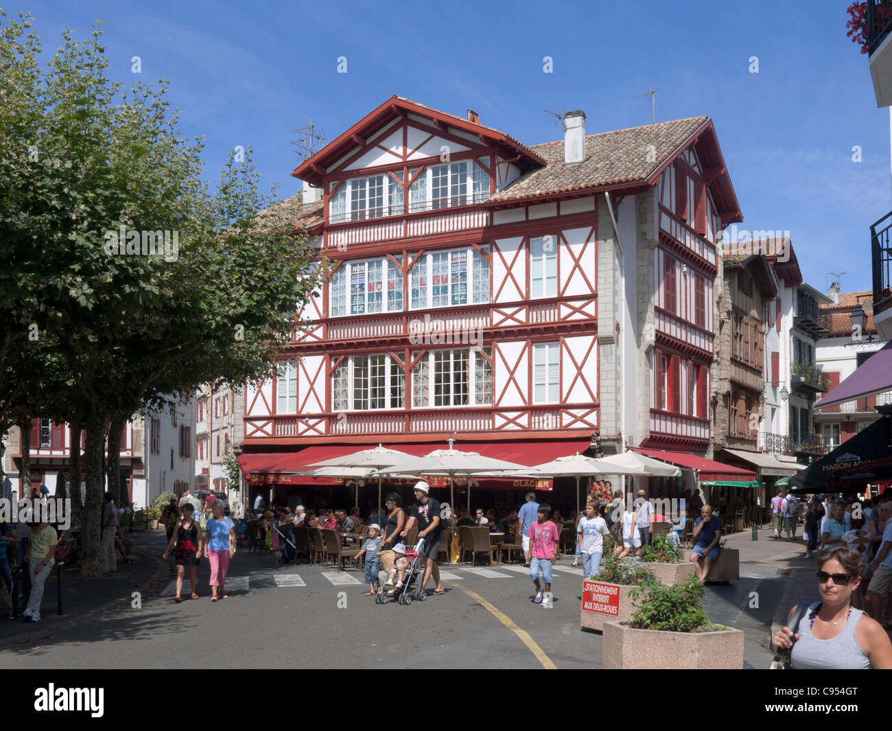 St Jean de Luz, Aquitaine, Sud Ouest France, bar restaurant à main square Banque D'Images