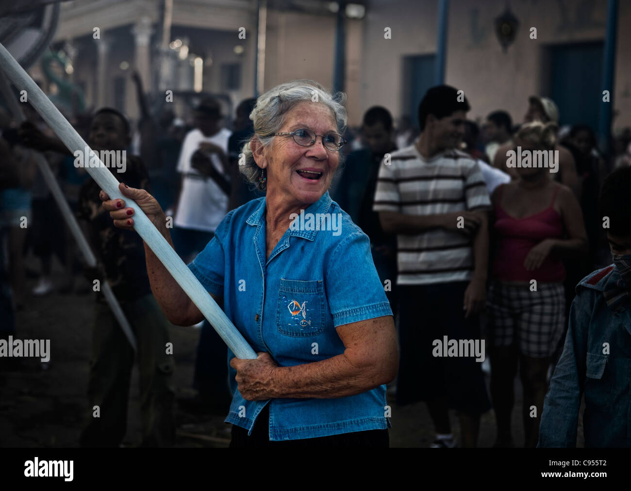 Las Parrandas de Remedios, Remedios, Cuba, la veille de Noël. Cette femme qui bat pavillon pour son quartier juste avant le début des festivités. Banque D'Images