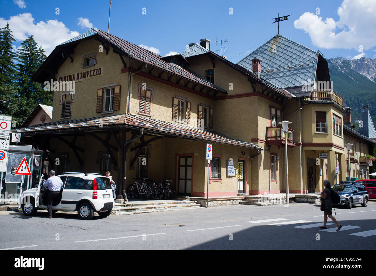 La gare routière centrale à Cortina d'Ampezzo, Italie. Banque D'Images