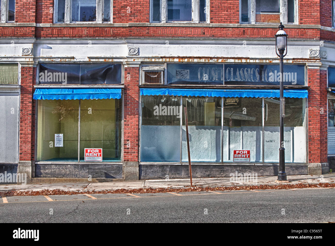 Un magasin vide face au centre-ville de Gardner, Massachusetts Banque D'Images
