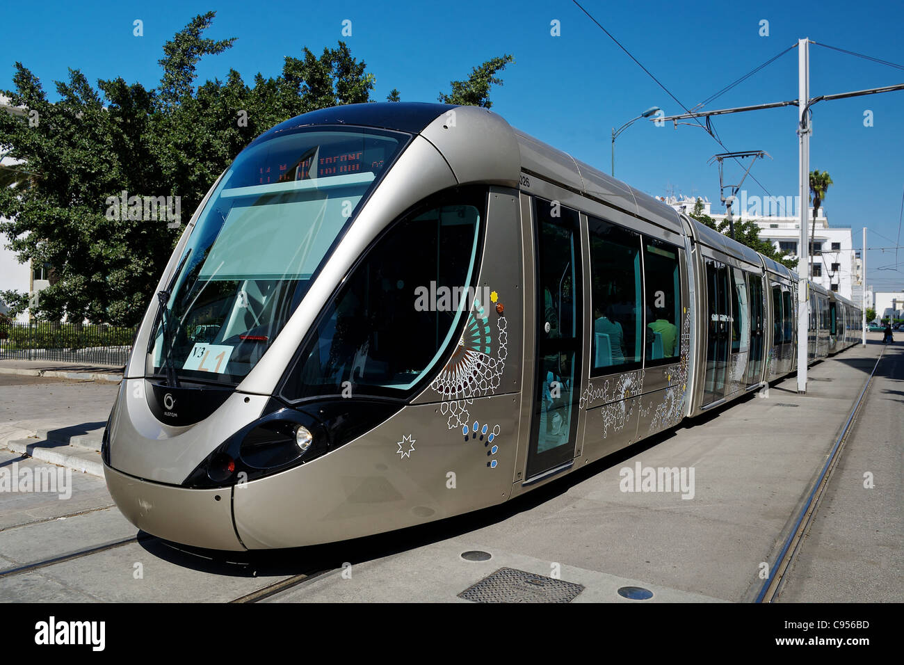 Nouveau tramway électrique dans les rues de Rabat, la capitale du Maroc Banque D'Images