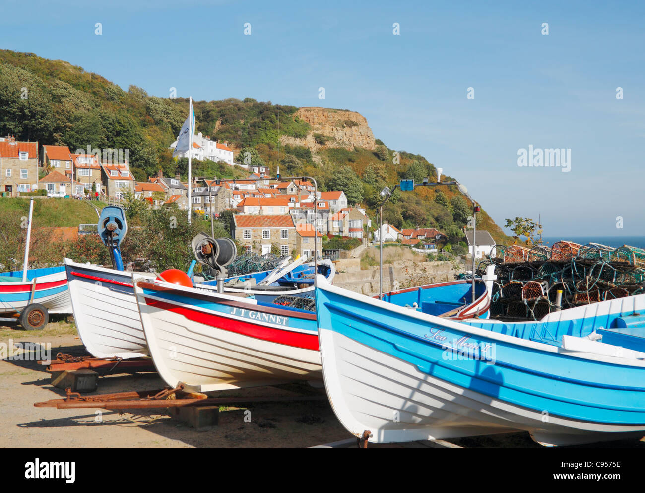 Les bateaux de pêche et des casiers à homard à Runswick Bay village près de Whitby sur la côte du Yorkshire du Nord, Angleterre, RU Banque D'Images