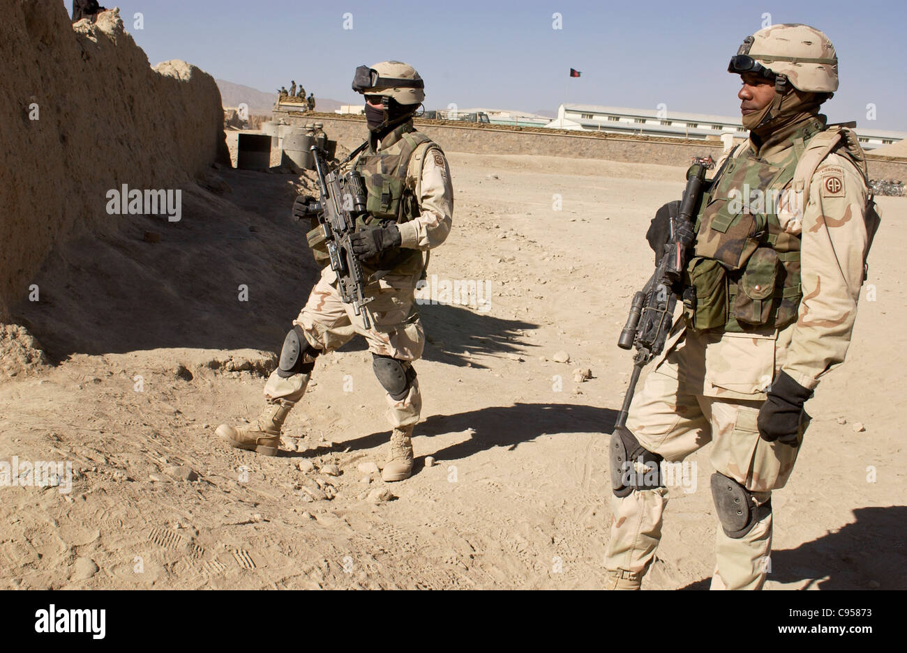 Les membres de la 82e Division aéroportée américaine en patrouille dans la région de Gardez, province de Paktia, Afghanistan Banque D'Images