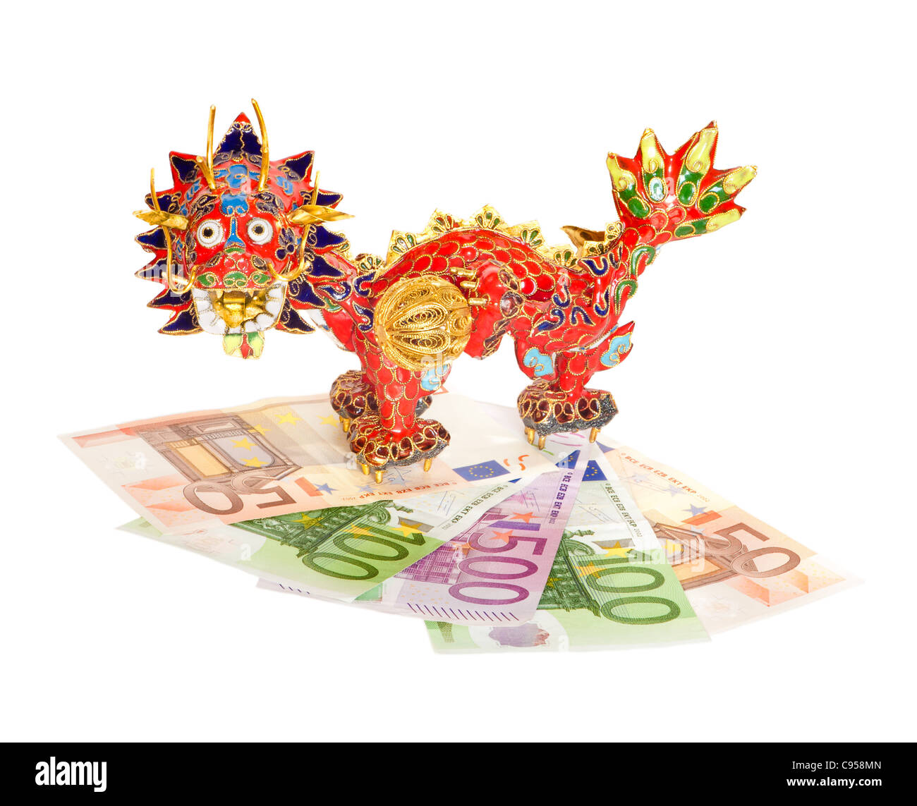 Dragon chinois traditionnels sur les billets en euros isolé sur blanc. La Chine et la prise de contrôle sur les finances européennes Banque D'Images