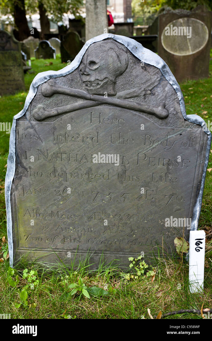 Une vieille pierre tombale ardoise à partir de 1755. Une pierre sombre fixé avec un bord avant et avec une tête de mort pour la décoration. Banque D'Images Une vieille pierre tombale ardoise à partir de 1755. Une pierre sombre fixé avec un bord avant et avec une tête de mort pour la décoration. Banque D'Images
