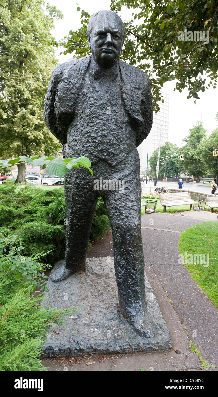 En faisant un pas en avant : Statue de Winston Churchill à Halifax. Une statue de bronze de Churchill à la bibliothèque publique principale à Halifax Banque D'Images