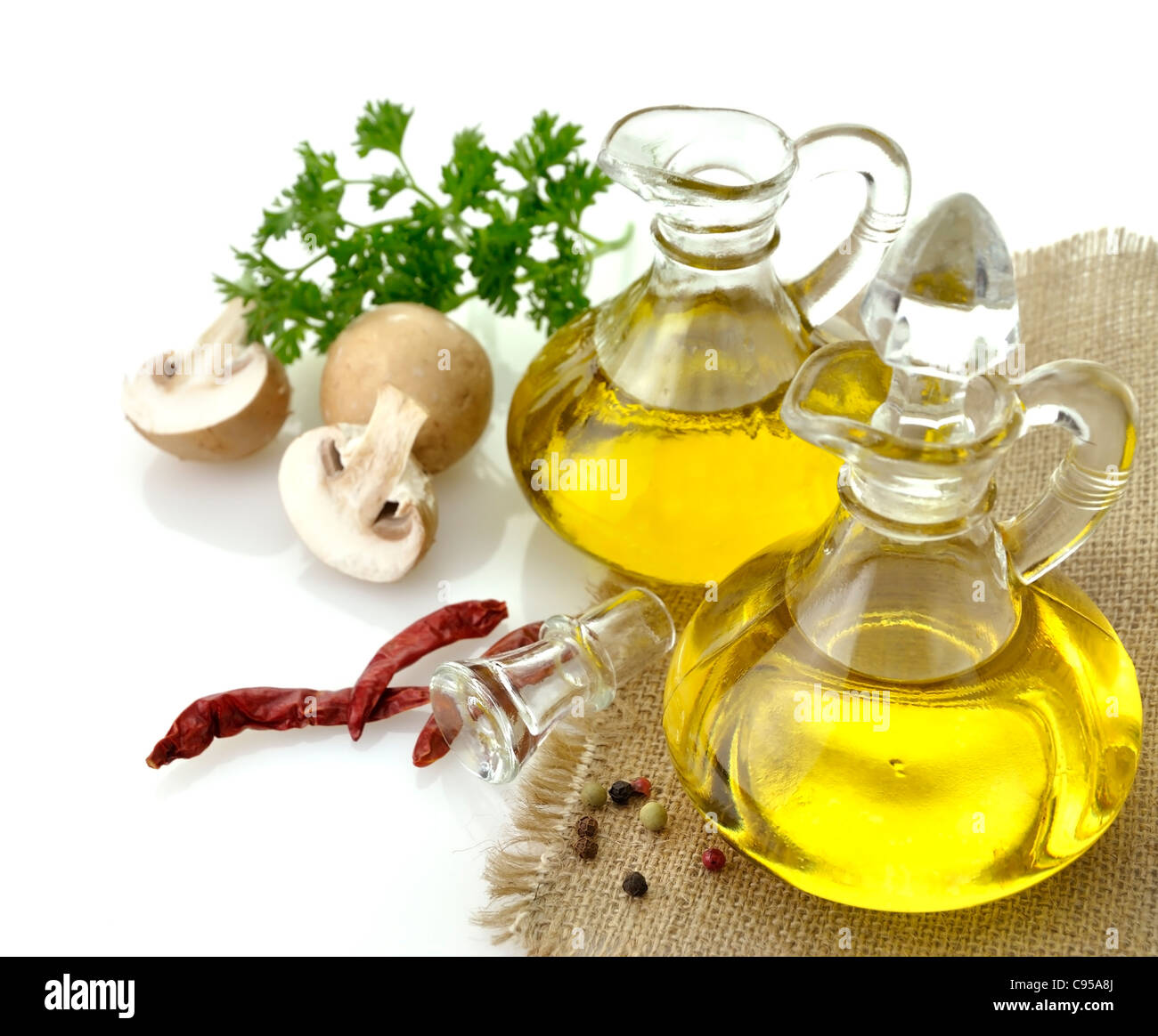Huile d'olive, épices et champignons sur fond blanc Banque D'Images