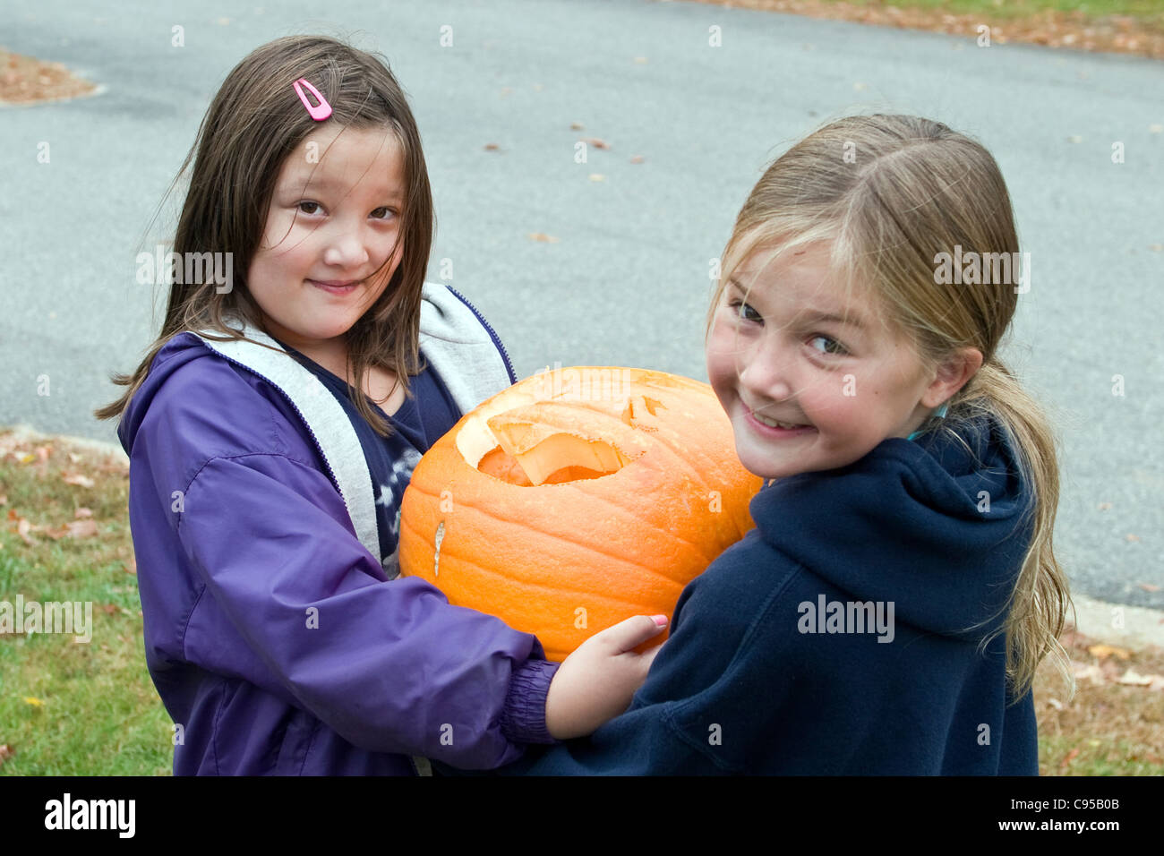 Deux jeunes filles portent leur citrouille à la citrouille contest Banque D'Images