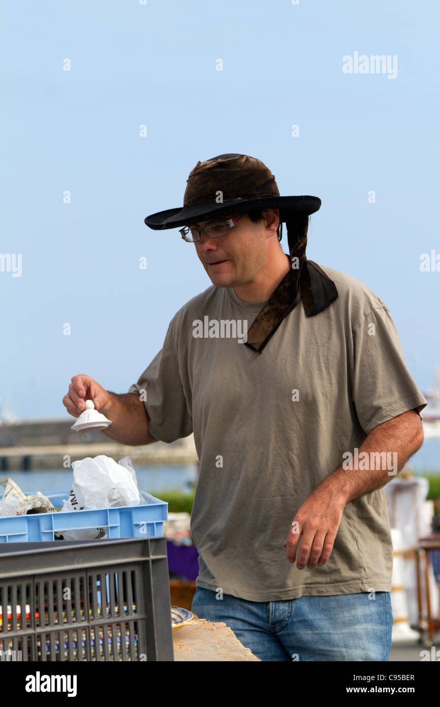 Un commerçant d'occasion Breton avec un chapeau traditionnel à Roscoff  Bretagne France Photo Stock - Alamy