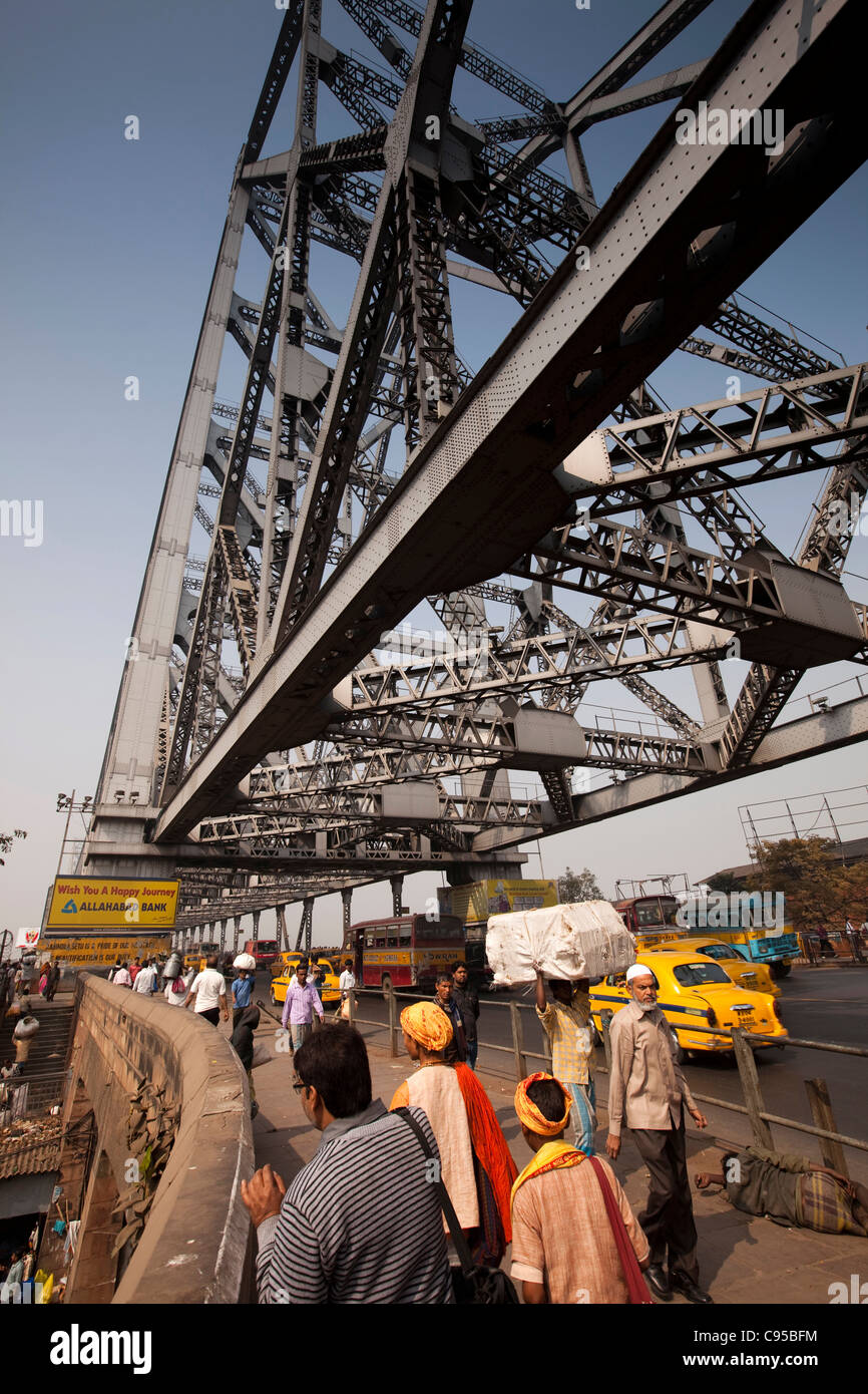 L'Inde, le Bengale occidental, Calcutta, Howrah Bridge route principale qui traverse la rivière Hooghly Banque D'Images