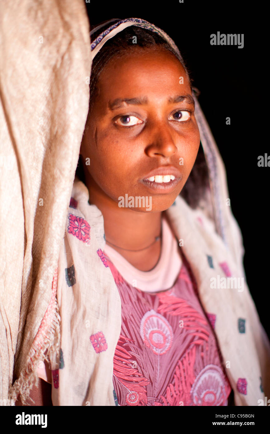 Portrait d'une fille locale d'une porte à la base de la montagne monastère de Debre Damo dans le Tigré, dans le Nord de l'Éthiopie. Banque D'Images