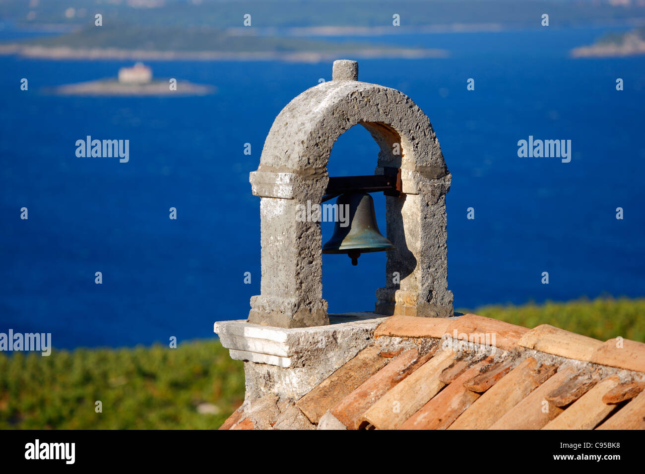 Cloche de l'église dans la région de Dalmatie, presqu'île de Peljesac. Banque D'Images