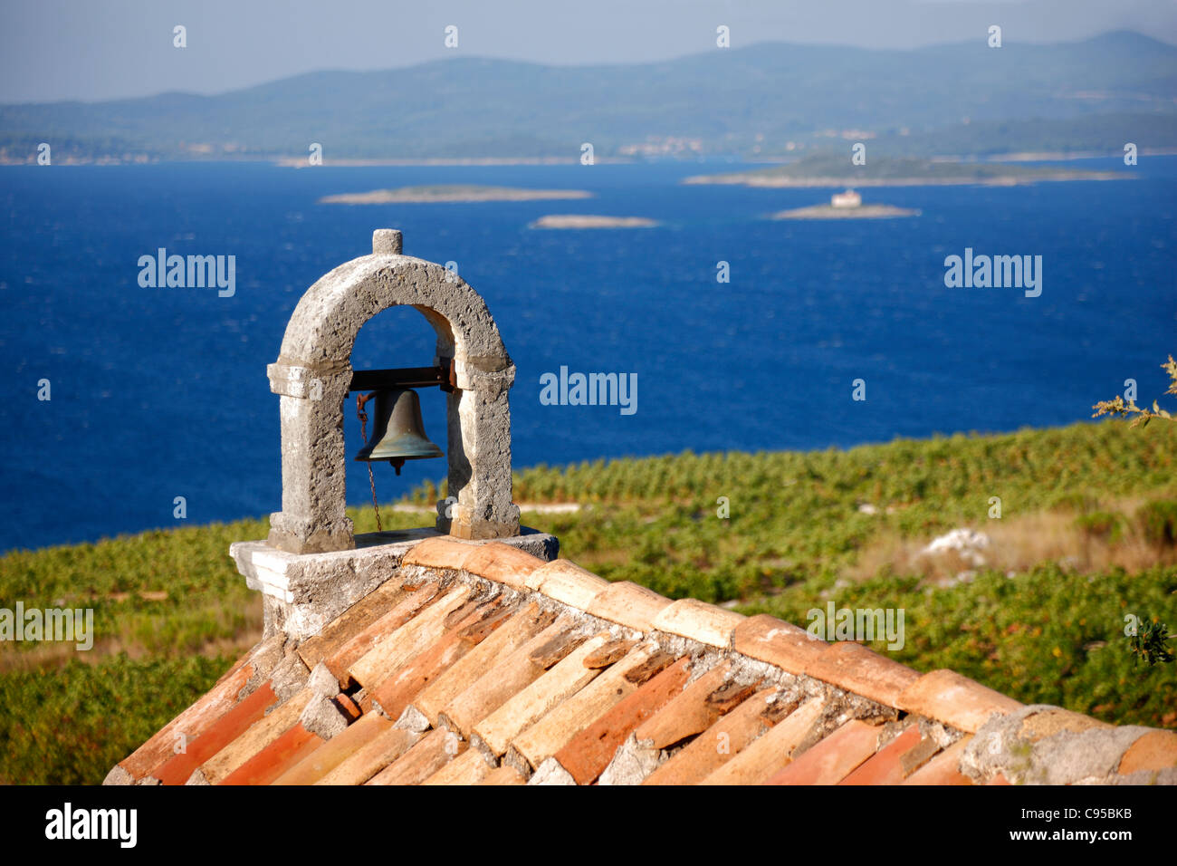 Cloche de l'église dans la région de Dalmatie, presqu'île de Peljesac. Île de Korcula sur l'arrière. Banque D'Images