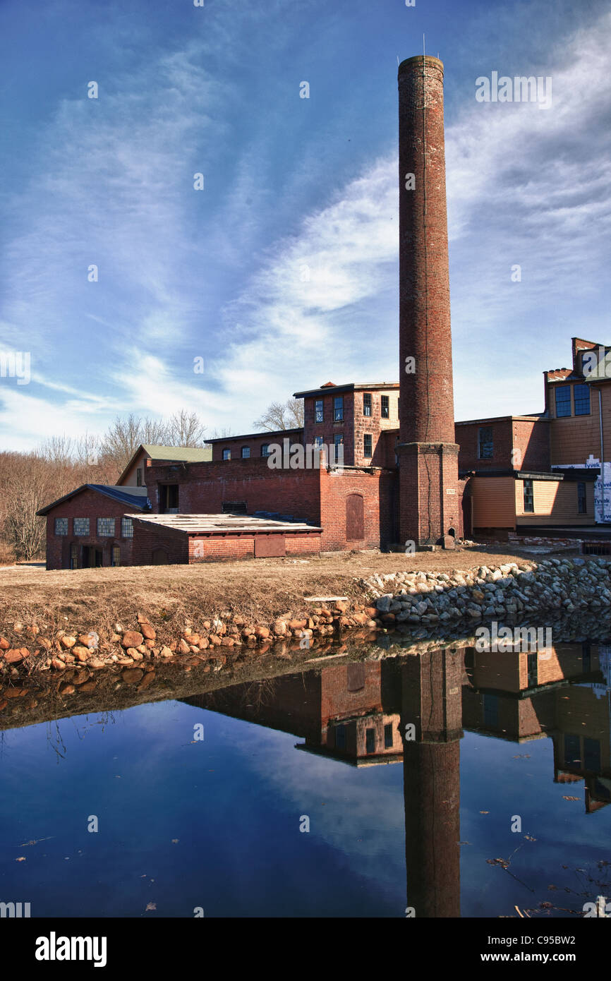 Reflet de la Stanley Woollen Mill dans le canal Blackstone Banque D'Images