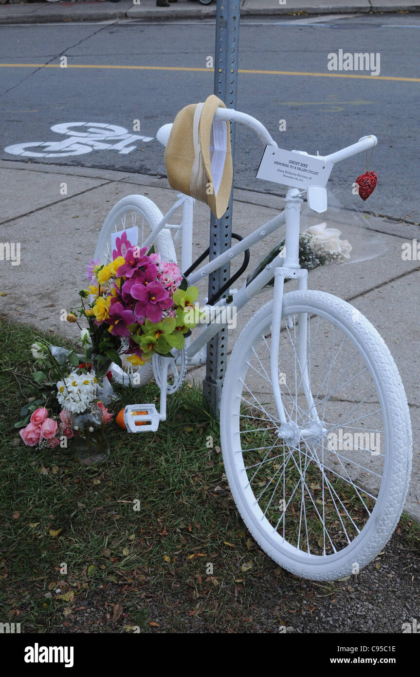 Lundi 14 novembre 2011, un vélo blanc sculpture verrouillé sur un poster à l'angle de route à Sterling, rue Dundas Ouest, à Toronto, au Canada, le site de la mort de Jenna Morrison, il y a une semaine, le lundi 7 novembre 2011. Banque D'Images