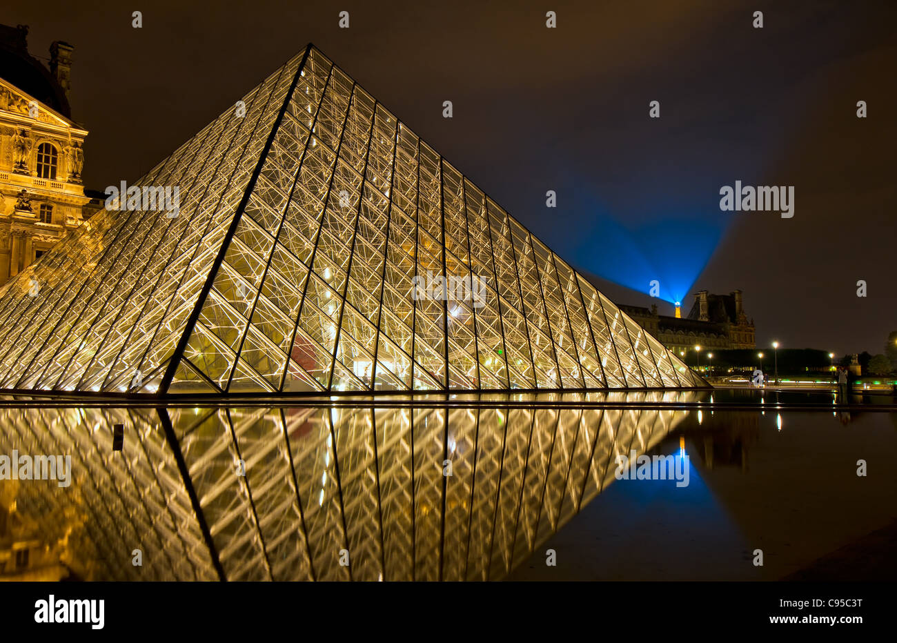 Musée du Louvre la nuit, Paris, France Banque D'Images
