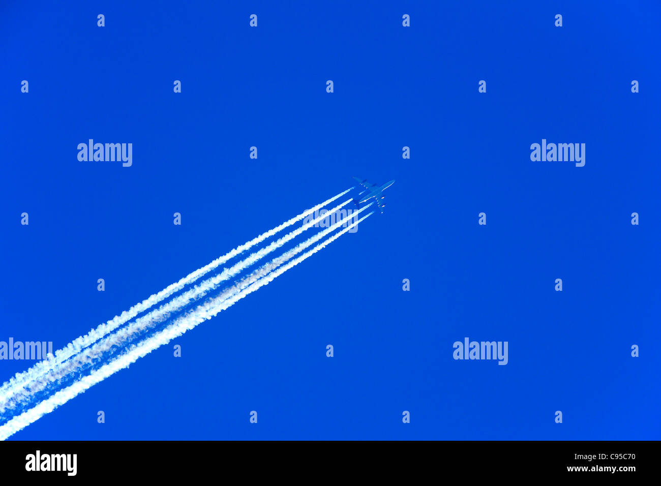 Traînée de vapeur d'un Airbus A 340-211, Royal Jordanian Airline, inscription jy-aic à 10900 mètres en route d'Amman à Chicago Banque D'Images