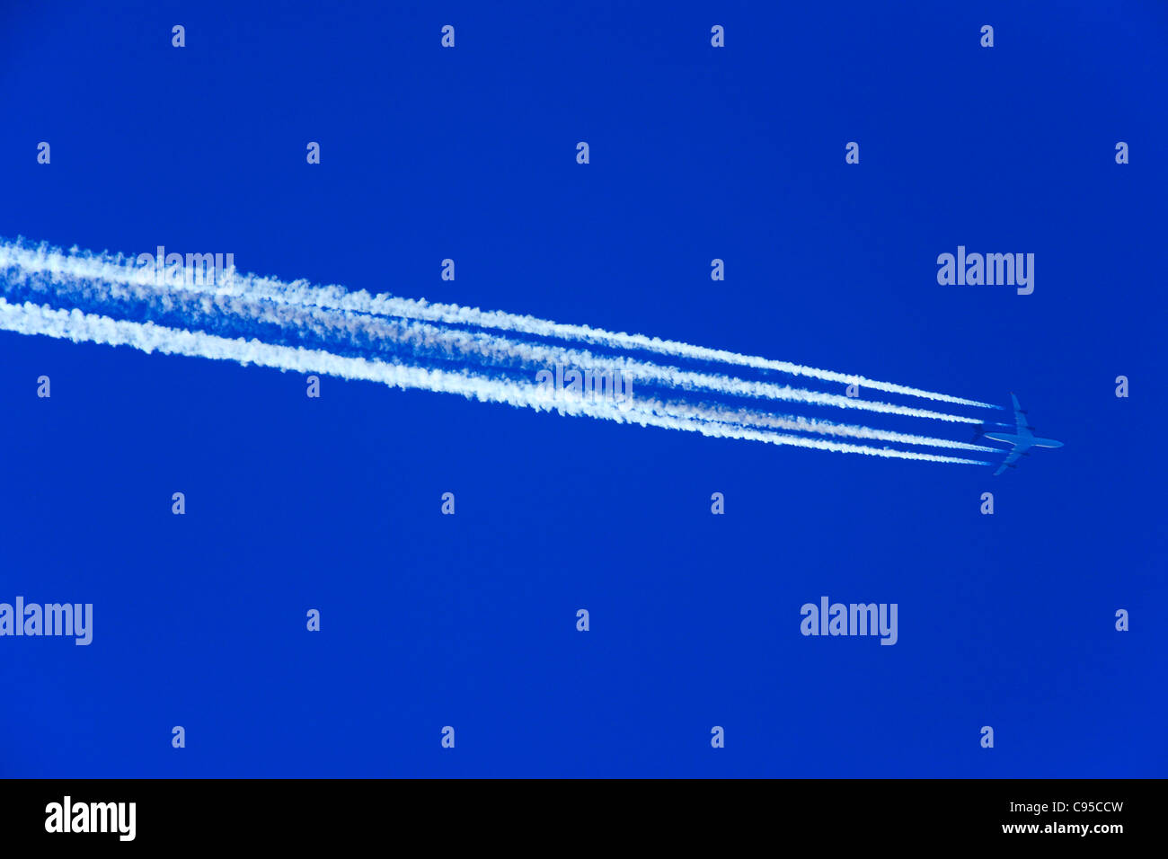 Traînée de vapeur d'un Airbus A 340-211, Royal Jordanian Airline, inscription jy-aic à 10900 mètres en route d'Amman à Chicago Banque D'Images