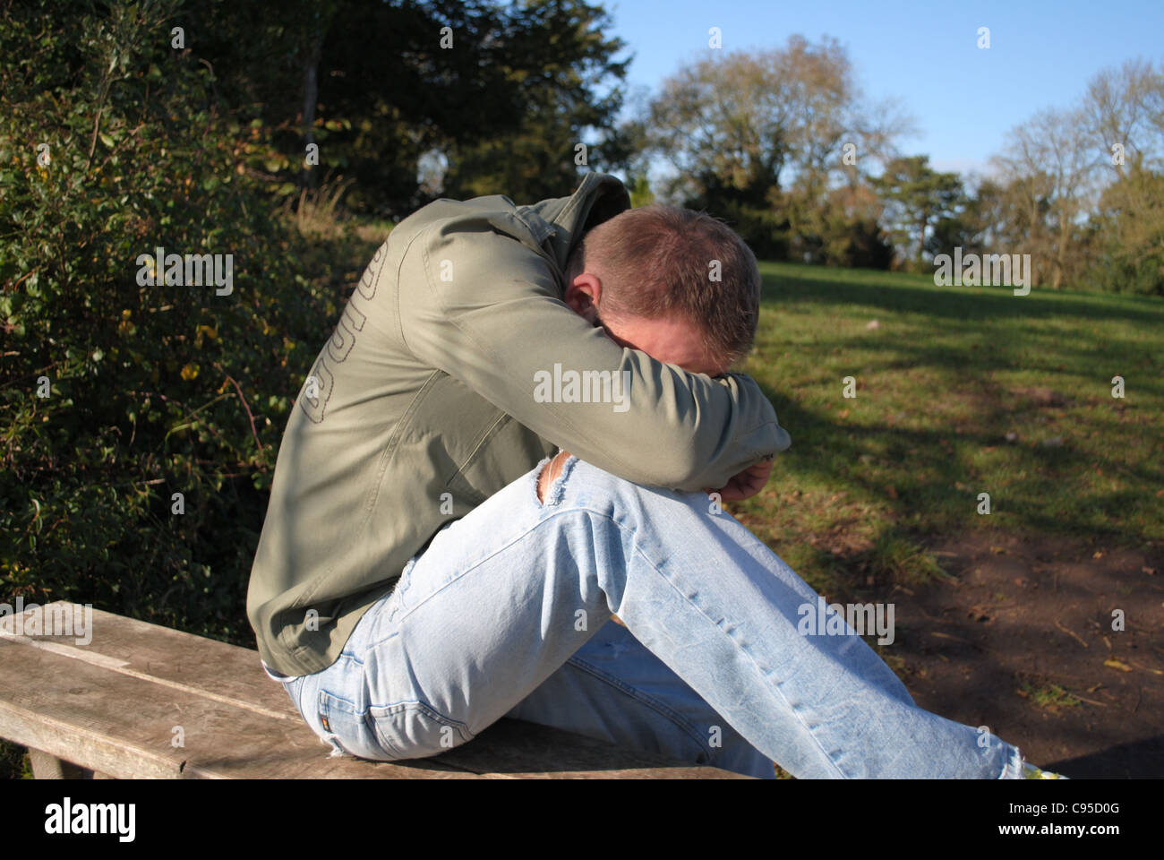 Tres Triste Homme Assis Sur Le Banc Dans Le Parc Photo Stock Alamy