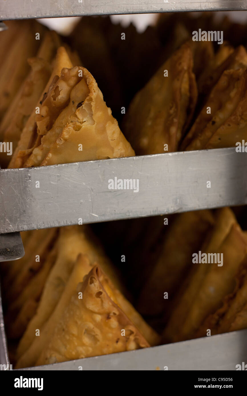 Samossas gâteau de boulangerie snack-traiter la cuisine indienne samosas Banque D'Images