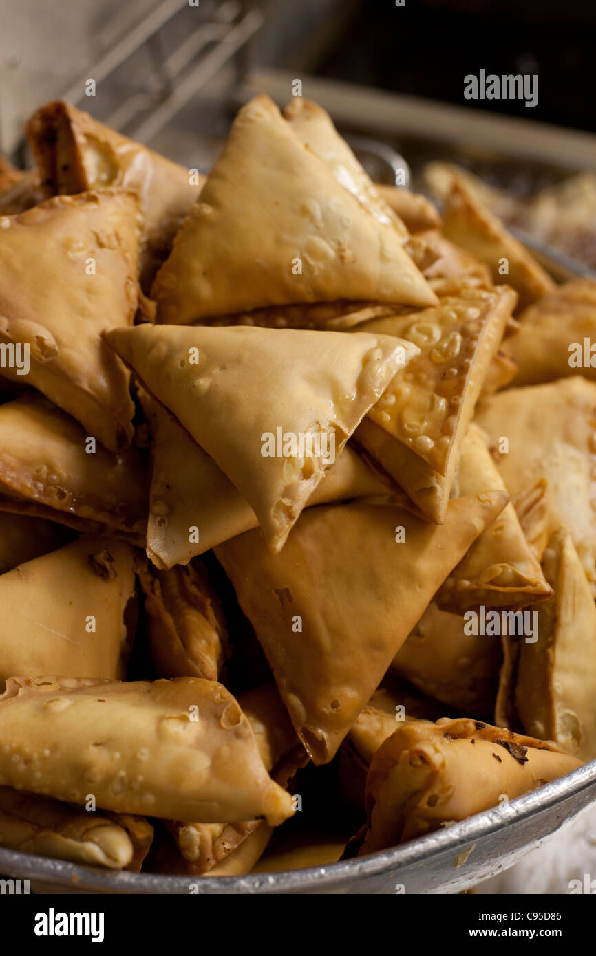 Samossas gâteau de boulangerie snack-traiter la cuisine indienne samosas Banque D'Images
