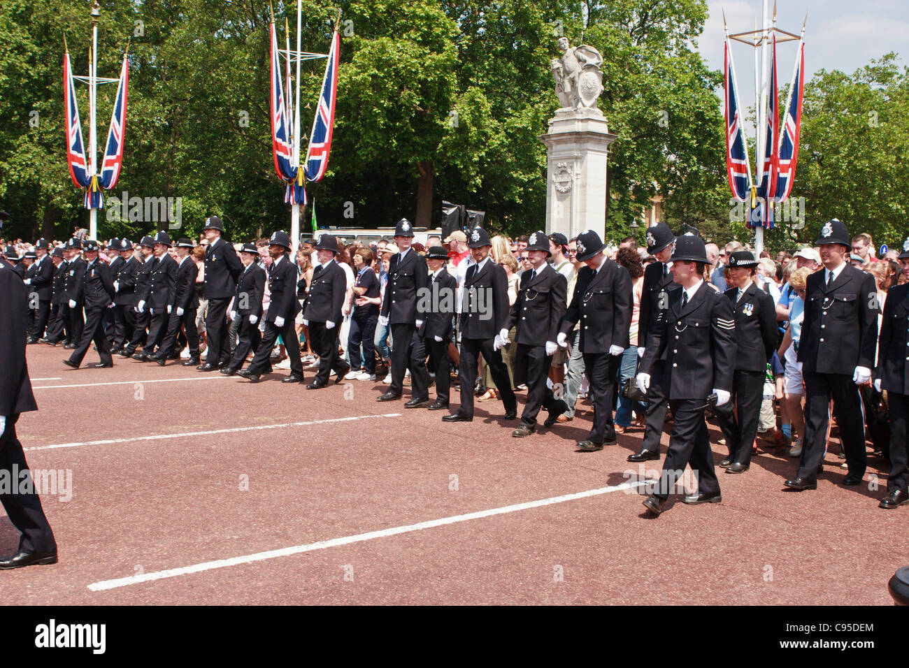 La police britannique menant la foule lors du défilé anniversaire célébration de Pall Mall à Buckingham Palace, Londres. Banque D'Images