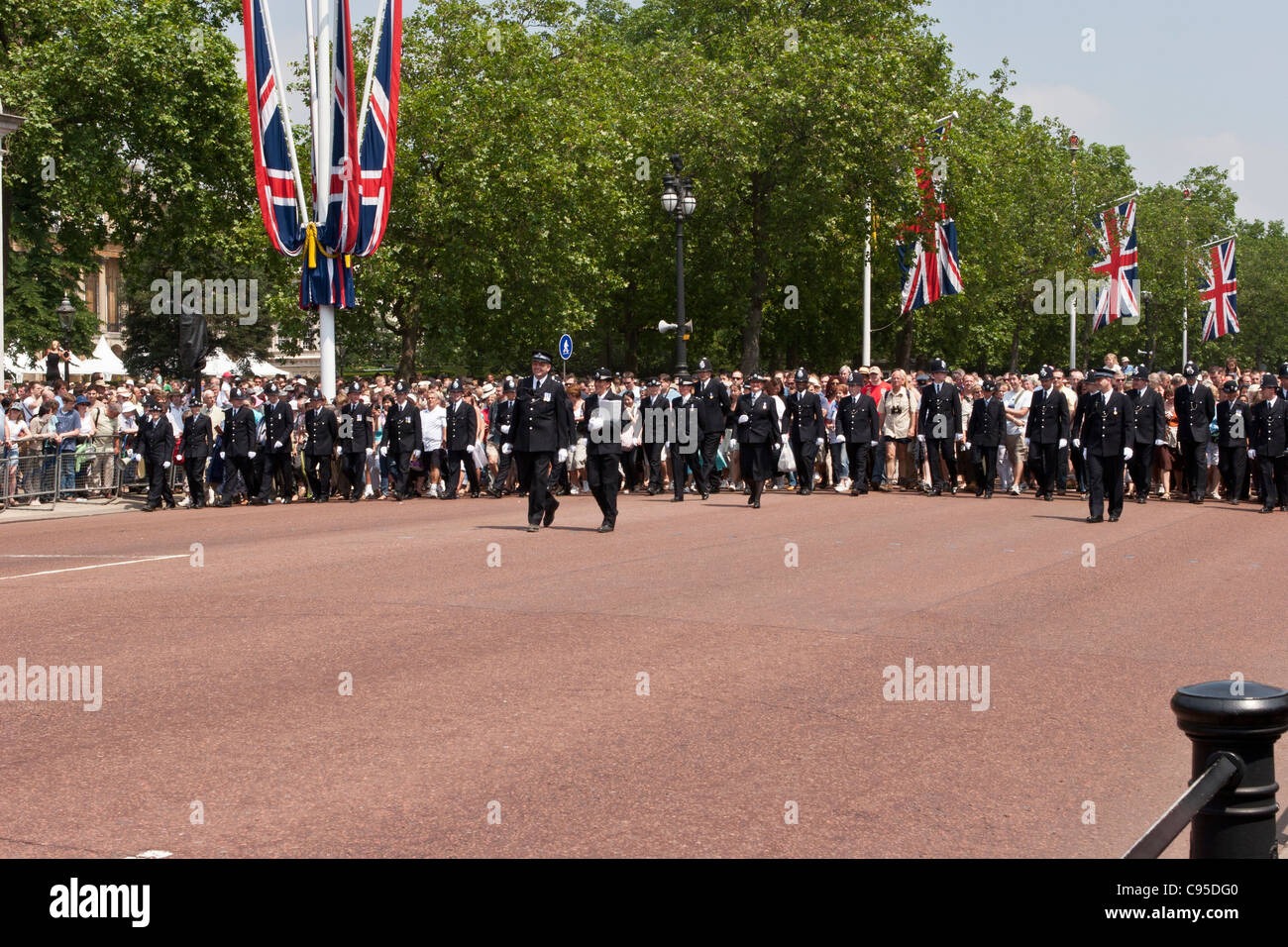 La police britannique menant la foule lors du défilé anniversaire célébration de Pall Mall à Buckingham Palace, Londres. Banque D'Images