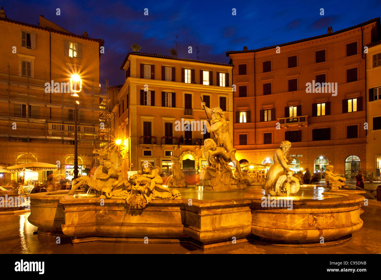 Twilight in Piazza Navona avec la Fontaine de Neptune, Rome Lazio Italie Banque D'Images