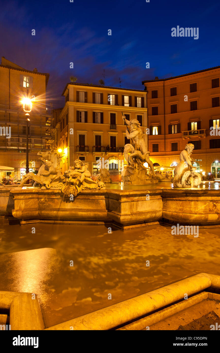 Twilight in Piazza Navona à la Fontaine de Neptune, Rome Lazio Italie Banque D'Images