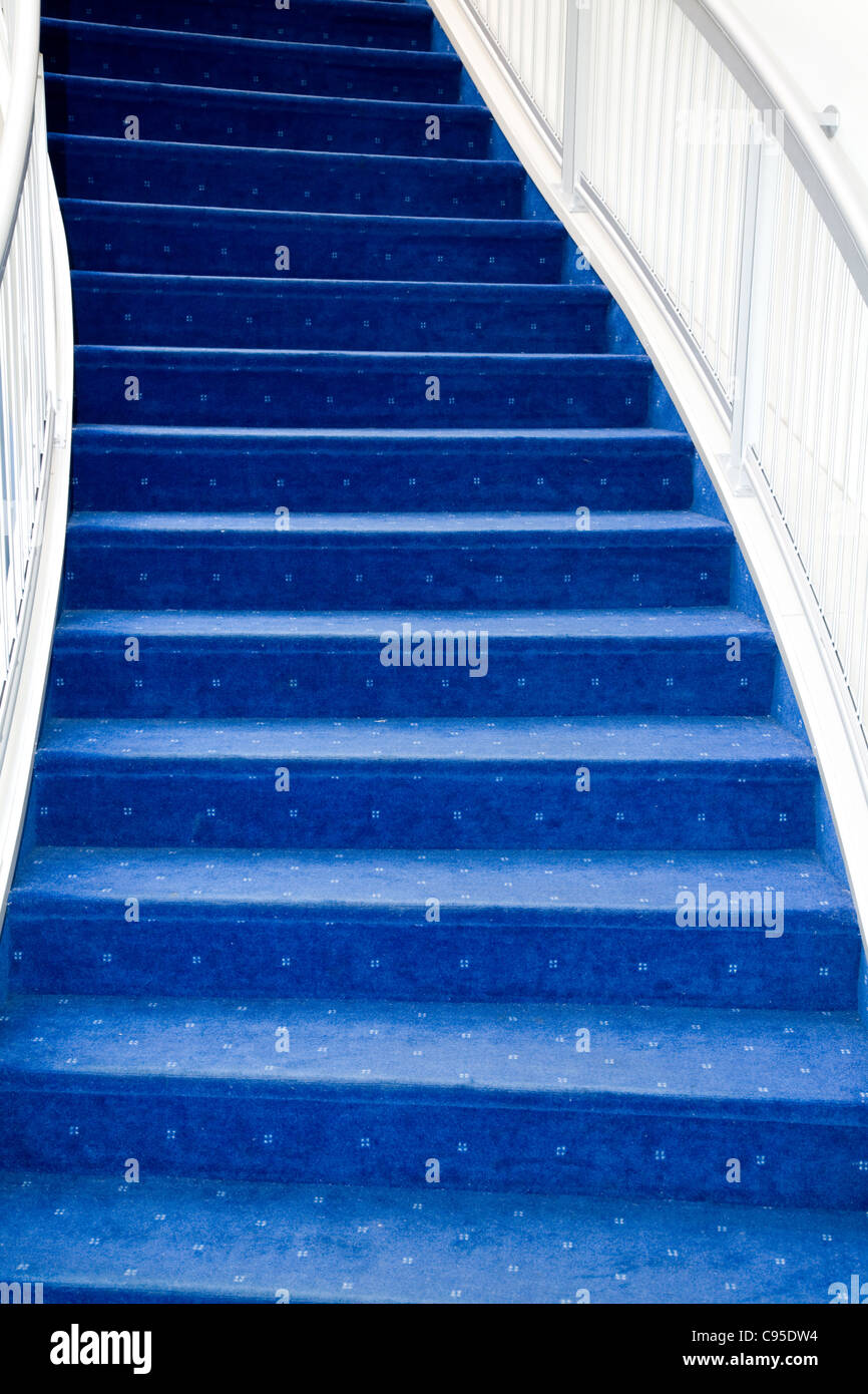 Escaliers avec tapis bleu de luxe Banque D'Images