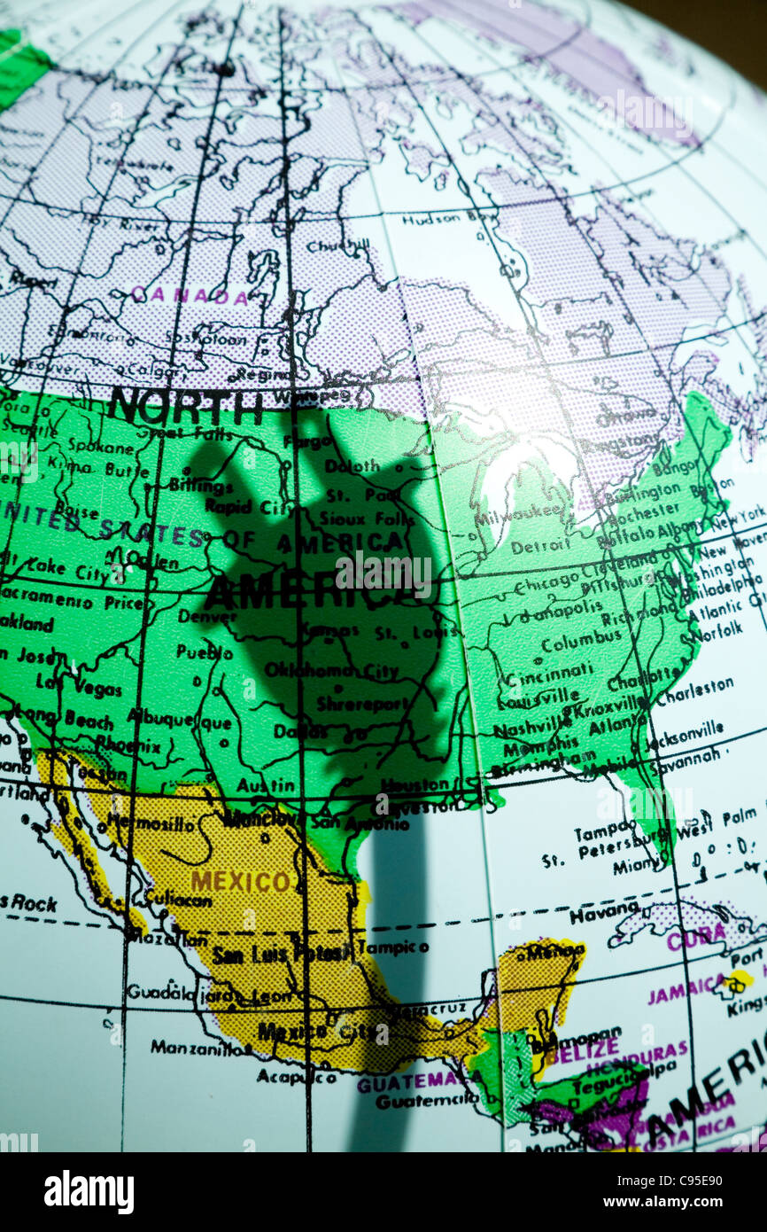 La carte et l'ombre de prise électrique, concept de pénurie d'alimentation Banque D'Images