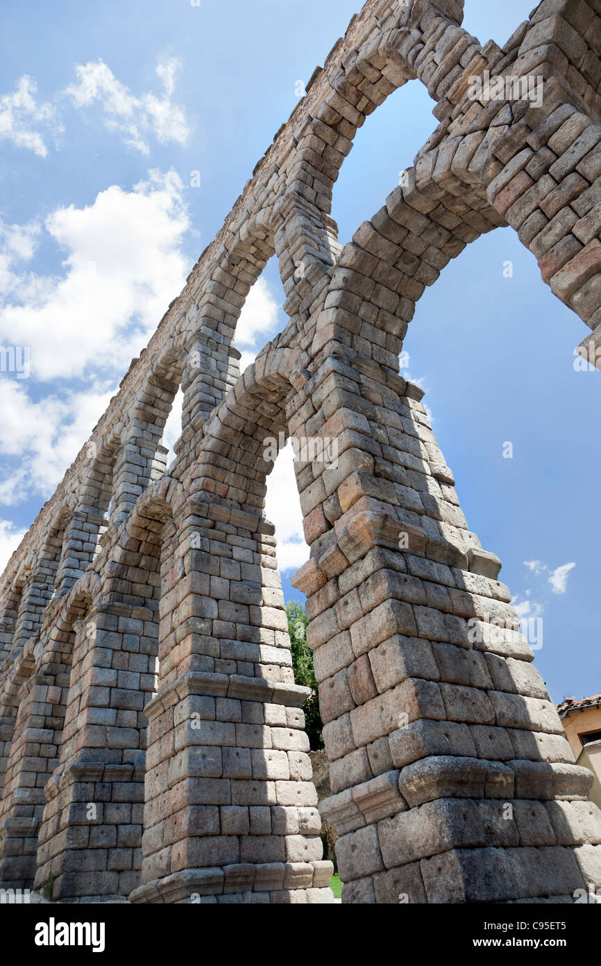 L'Aqueduc romain de Ségovie, Espagne. dominant un étonnant 28,5 mètres (93,5 pieds) sur le petit village ci-dessous. Banque D'Images