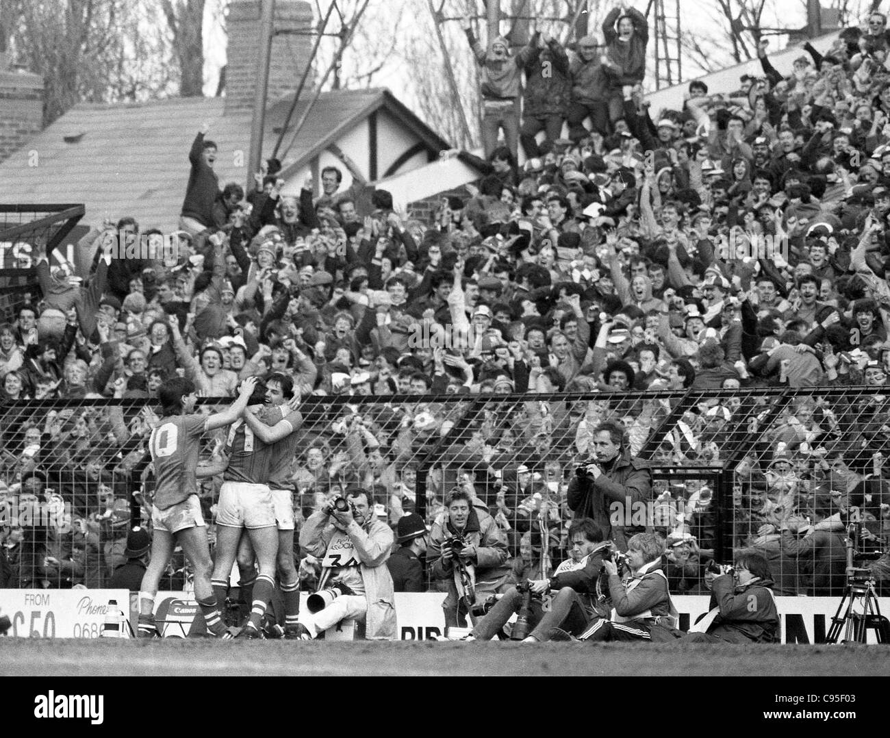 Everton V Luton Town FA Cup semi finale à Villa Park 13/4/85 joueurs Everton célèbrent leur but gagnant en face de fans Banque D'Images