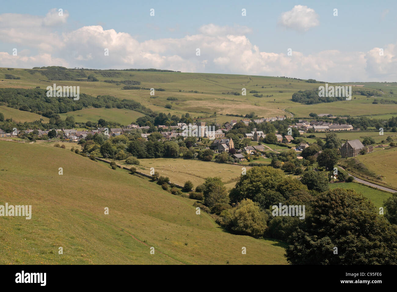 Vue depuis une colline dominant le joli village d'Abbotsbury, Dorset, UK. Banque D'Images